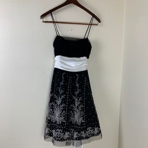 Blondie Nites Juniors Dress Size 9 Black & White